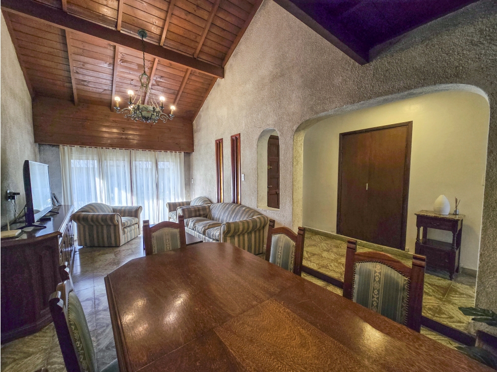 Chalet 5 amb. con garage triple y patio - Strobel y J. V. González — foto 6