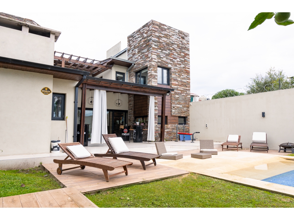 Chalet 5 amb. quincho, parque y piscina - A. Roffo y Av. Constitucion - 3
