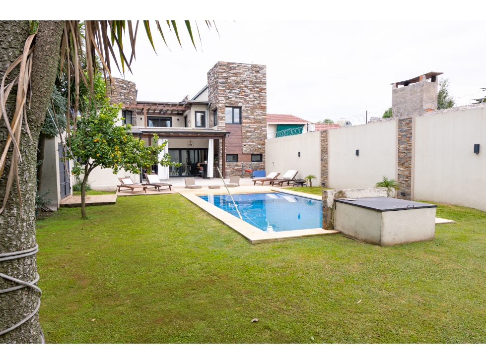 Chalet 5 amb. quincho, parque y piscina - A. Roffo y Av. Constitucion - 5