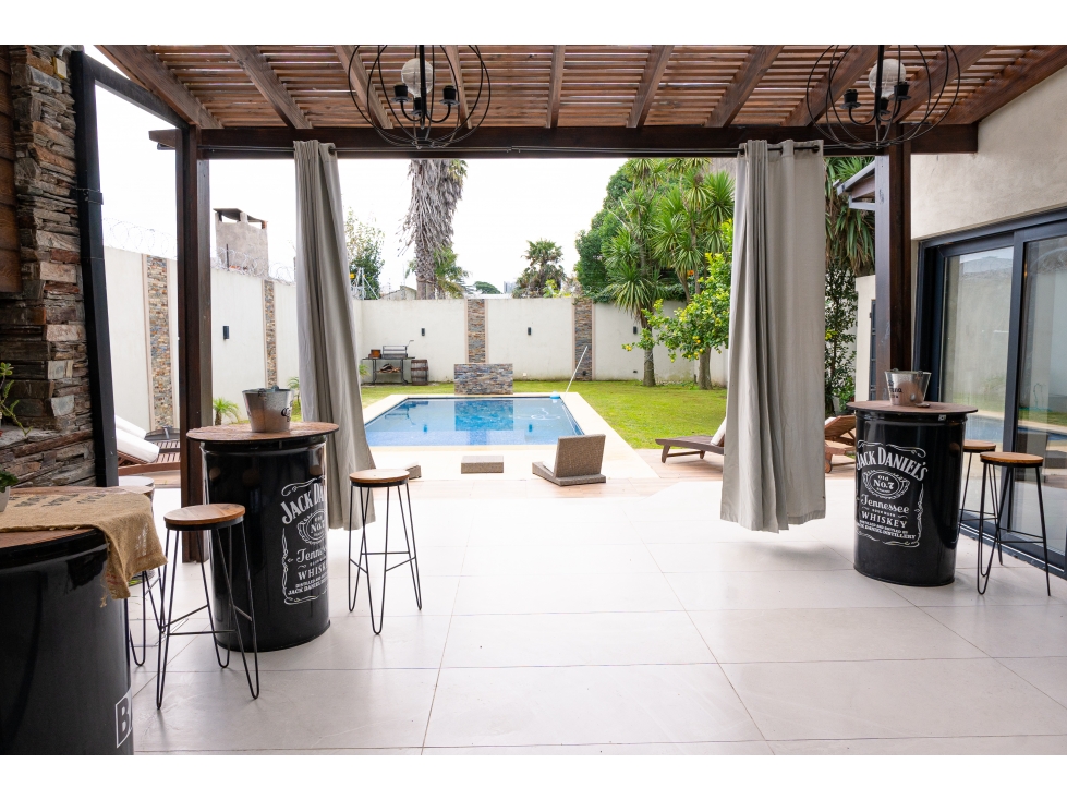 Chalet 5 amb. quincho, parque y piscina - A. Roffo y Av. Constitucion - 6