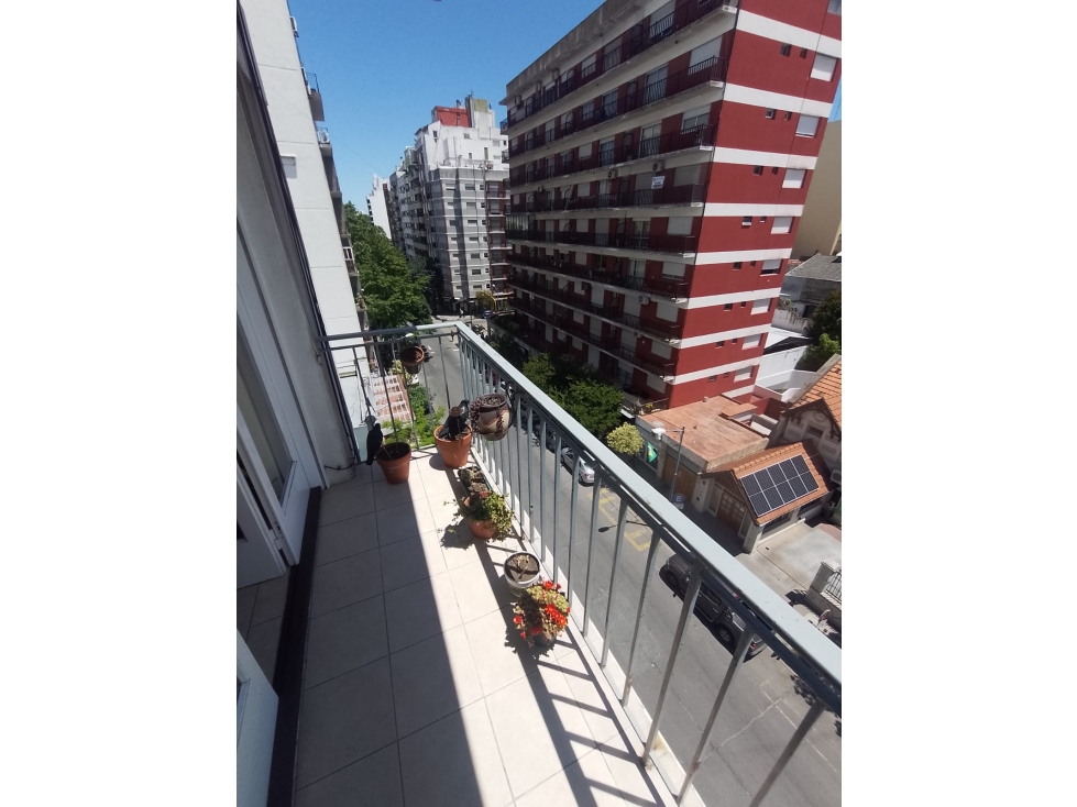 DEPTO 3 AMB con dependencia todo el frente con balcon