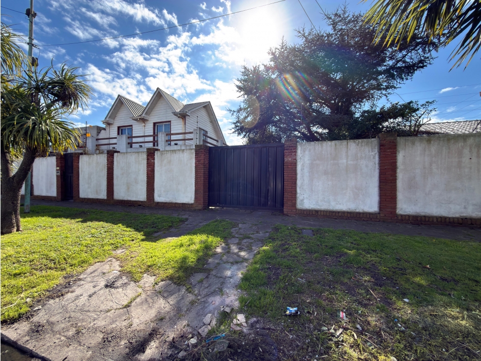 VENTA CASA 5 AMB CON GRAN PARQUE Y PISCINA BARRIO ZACAGNINI