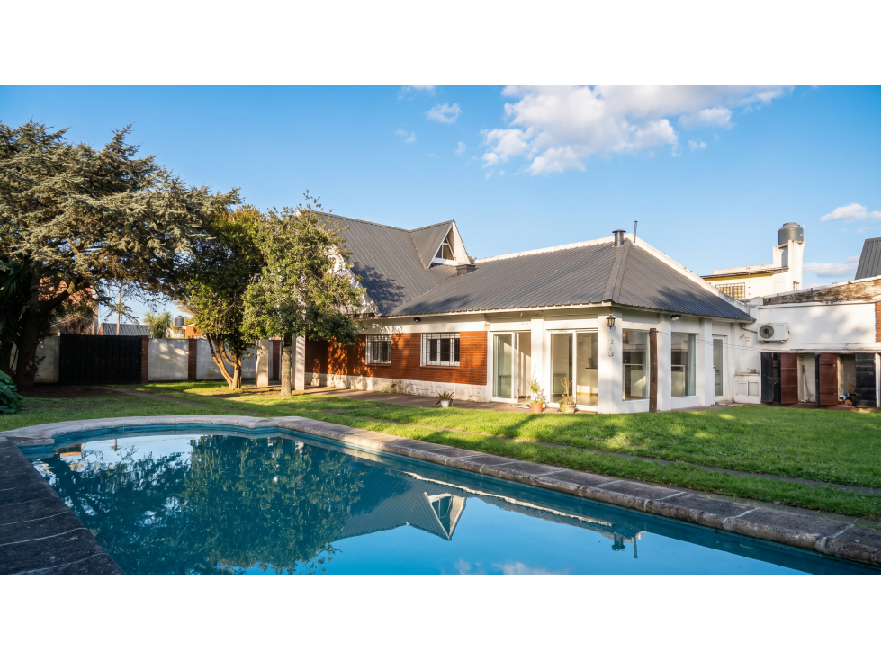 VENTA CASA 5 AMB CON GRAN PARQUE Y PISCINA BARRIO ZACAGNINI