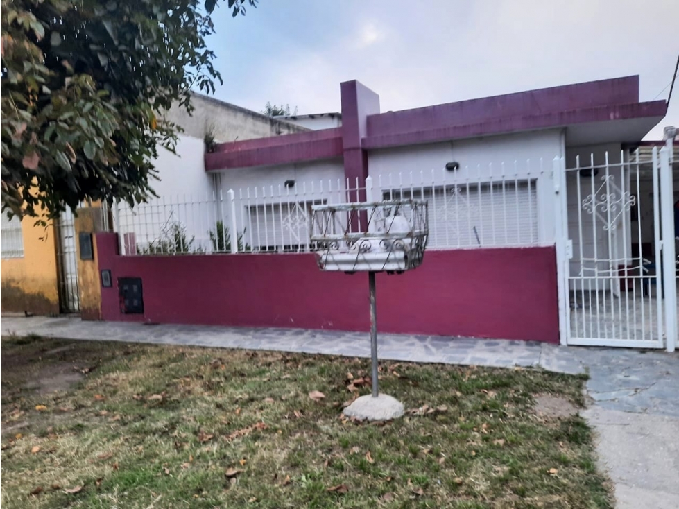 VENDO/PERMUTO Casa sobre lote propio