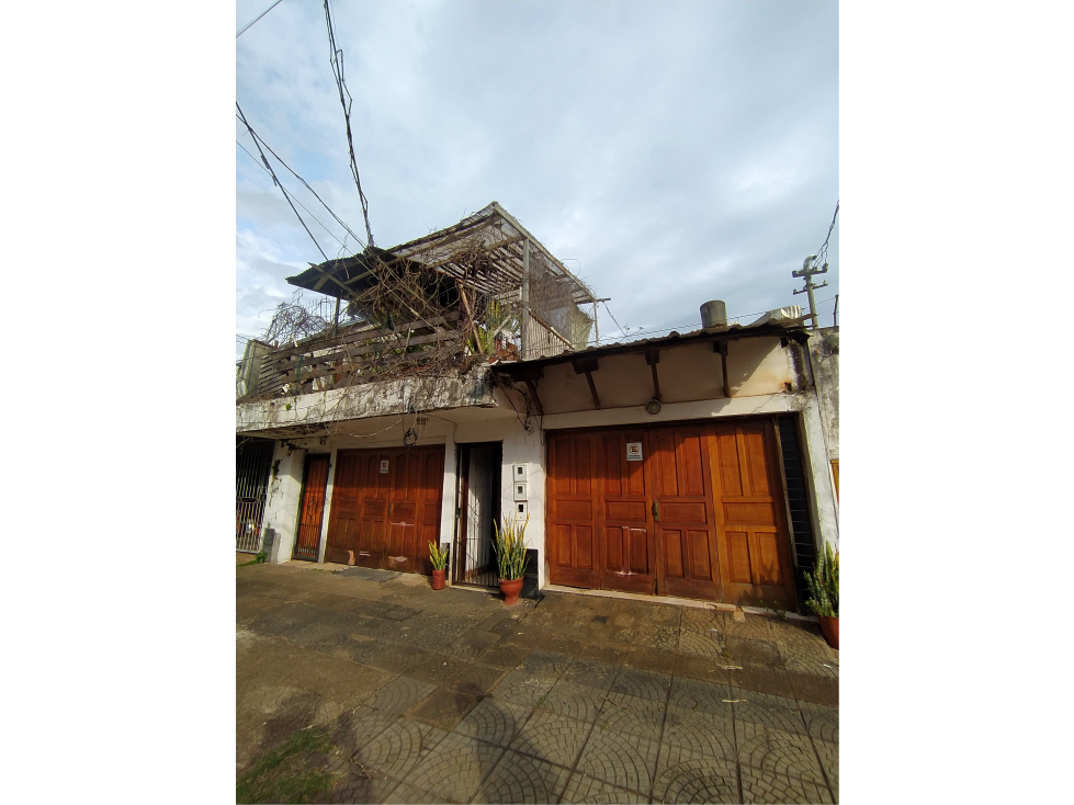 CASA A RECICLAR SOBRE BLAS PARERA ENTRE LAVALLE Y SANTA CATALINA - 1