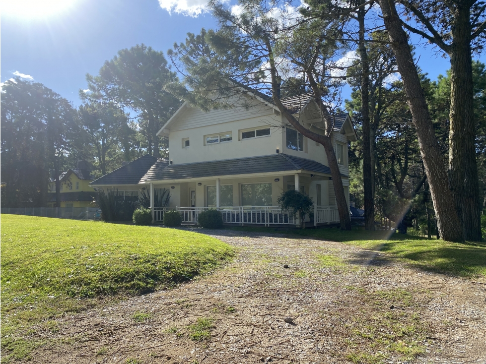 Venta en Carilo - Chalet de Categoria con Piscina y Jacuzzi - 2