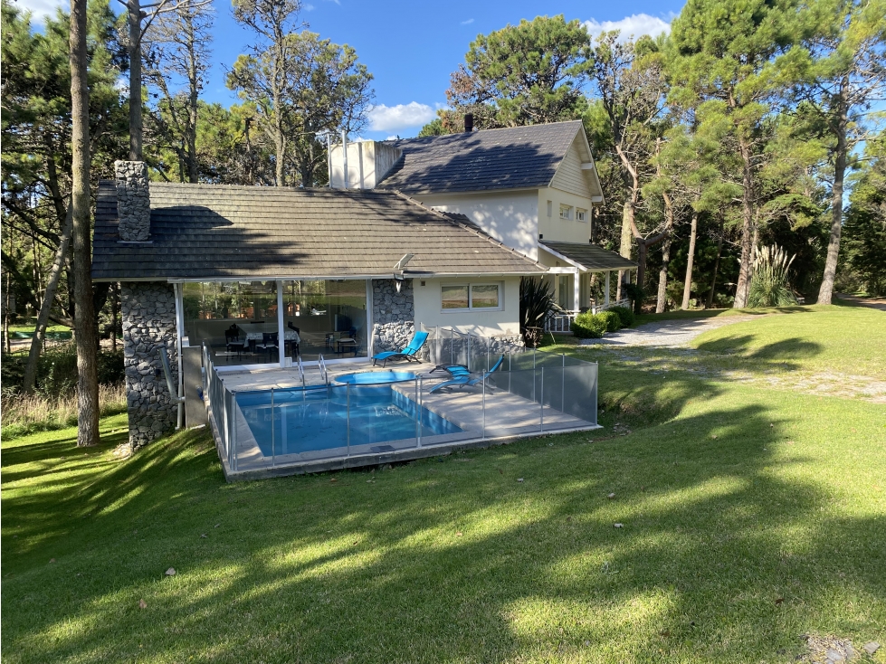 Venta en Carilo - Chalet de Categoria con Piscina y Jacuzzi - 5