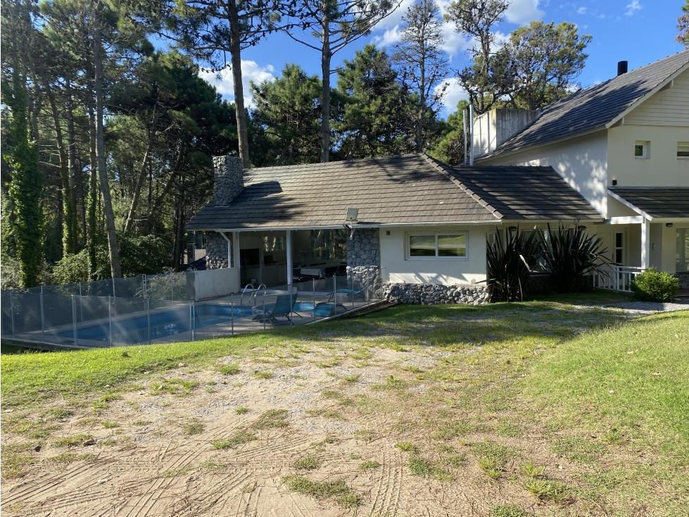 Venta en Carilo - Chalet de Categoria con Piscina y Jacuzzi - 3