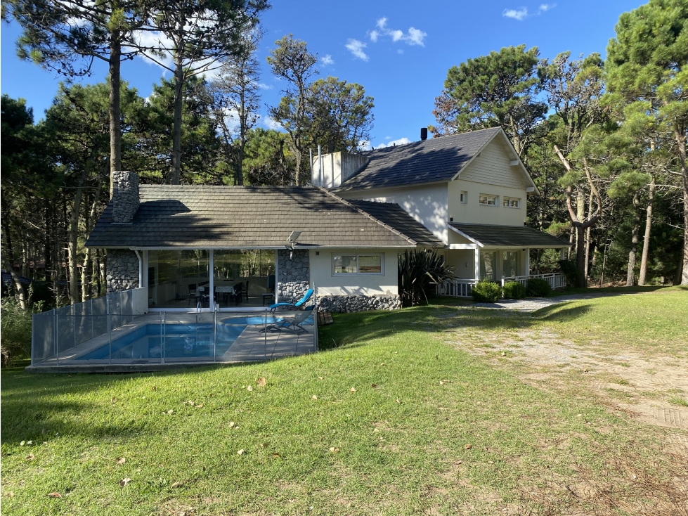 Venta en Carilo - Chalet de Categoria con Piscina y Jacuzzi - 4