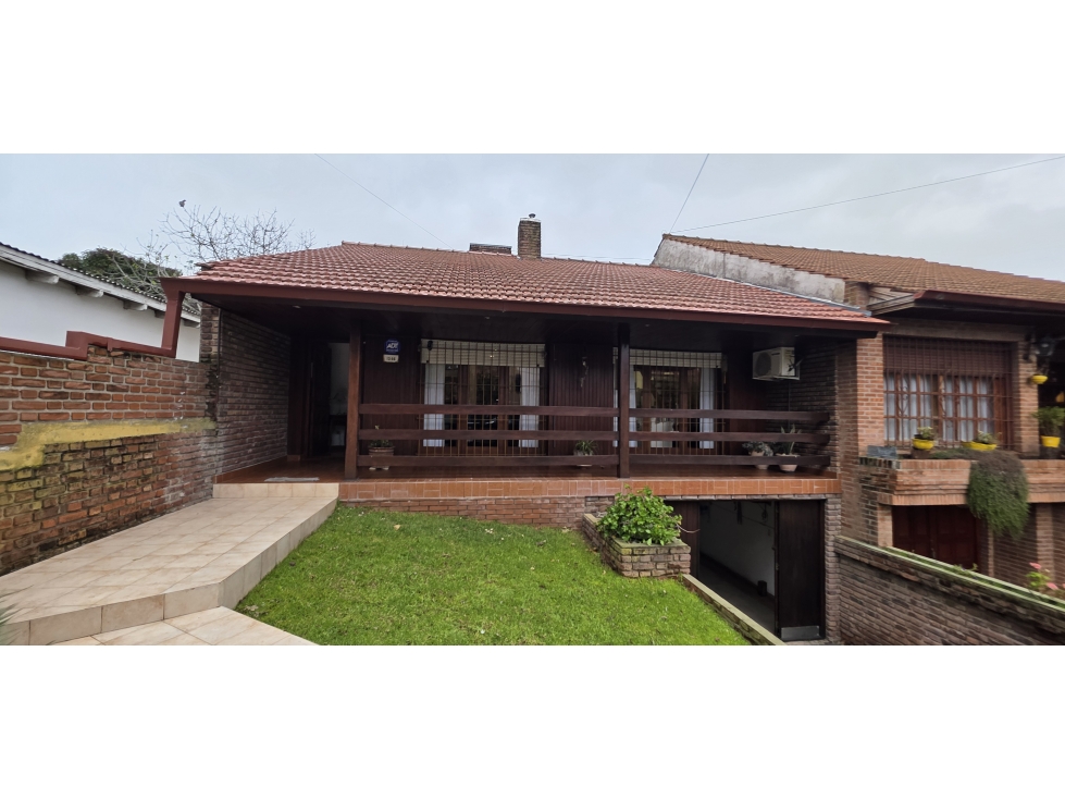Chalet en excelente emplazado en lote de buena dimensión - 2