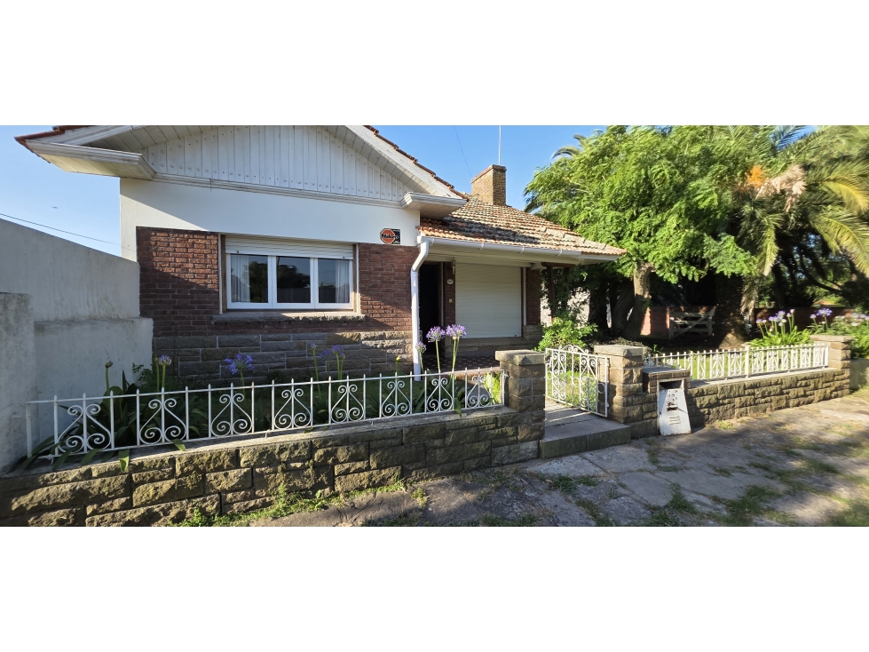 Chalet emplazado sobre 2 lotes de 400 m2. - 1