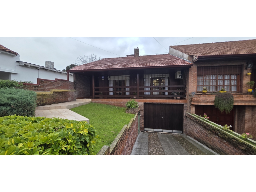 Chalet en excelente emplazado en lote de buena dimensión - 1