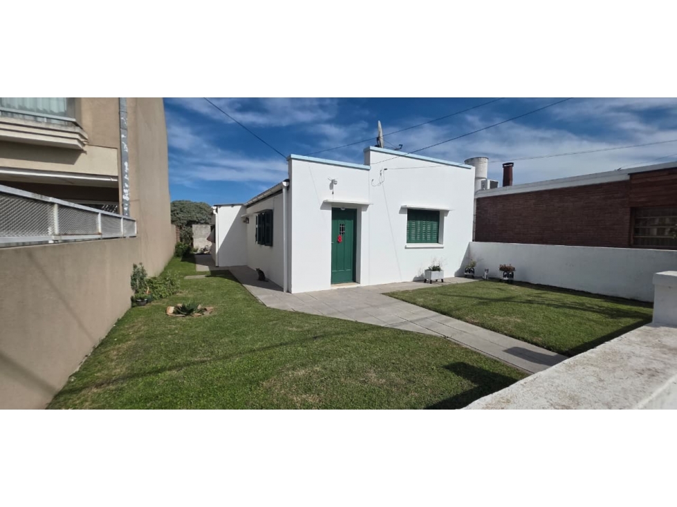 Casa 3 ambientes sobre lote 400 m2 en excelente ubicación - 2