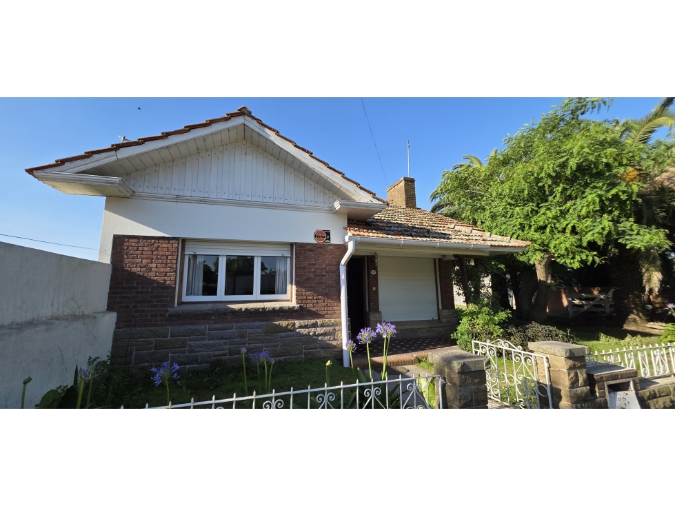 Muy lindo Chalet de 3 amb emplazado sobre lote de 10x40. - 2
