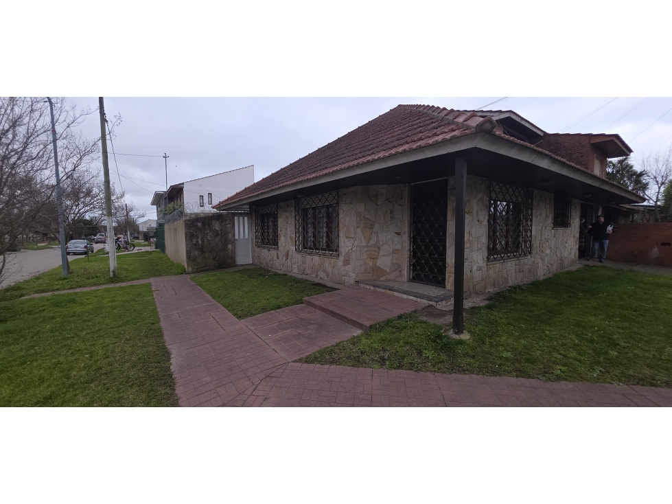 Chalet de 4 ambientes sobre lote en esquina y buen entorno - 2