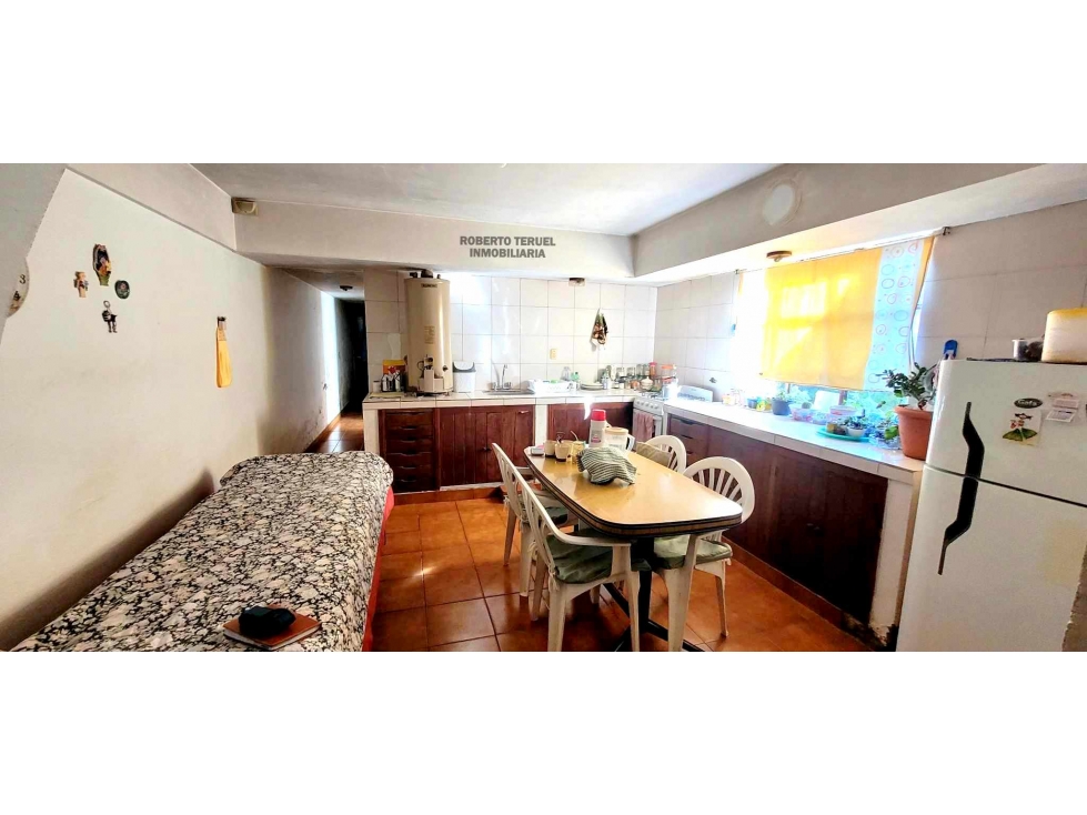 Casa de 3 ambientes + local comercial en muy buena ubicación. - 2