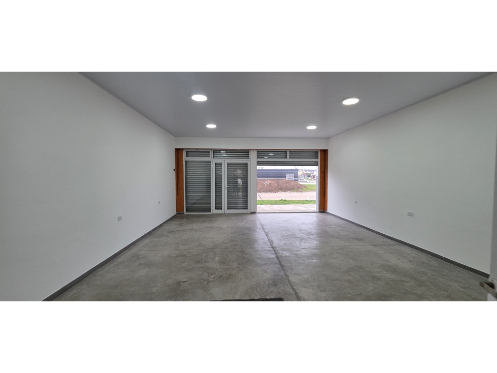 Hermoso y moderno local comercial en Batan. - 5