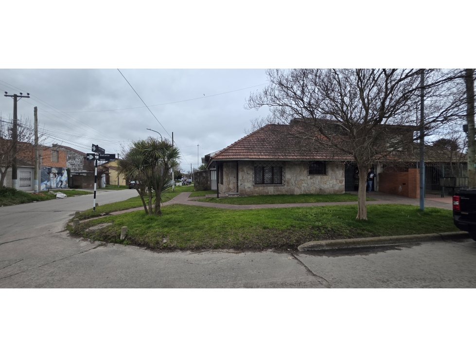 Chalet de 4 ambientes sobre lote en esquina y buen entorno - 4