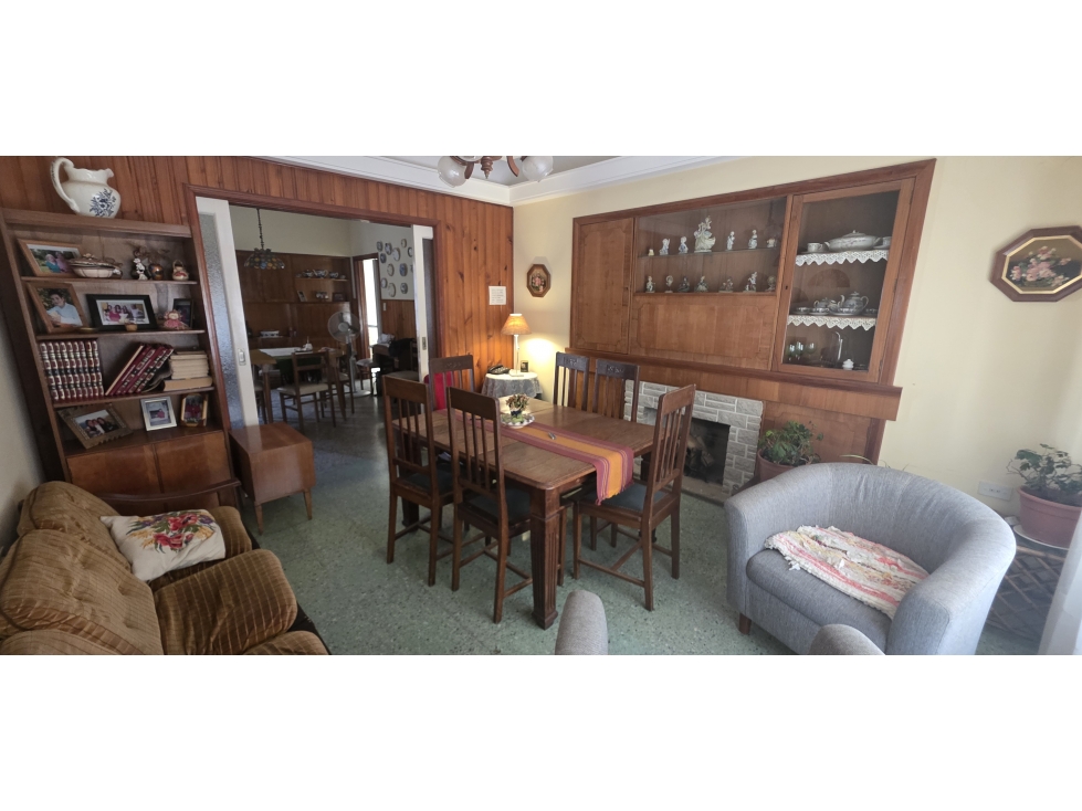 Chalet de 4 ambientes sobre inmejorable ubicacion. - 2