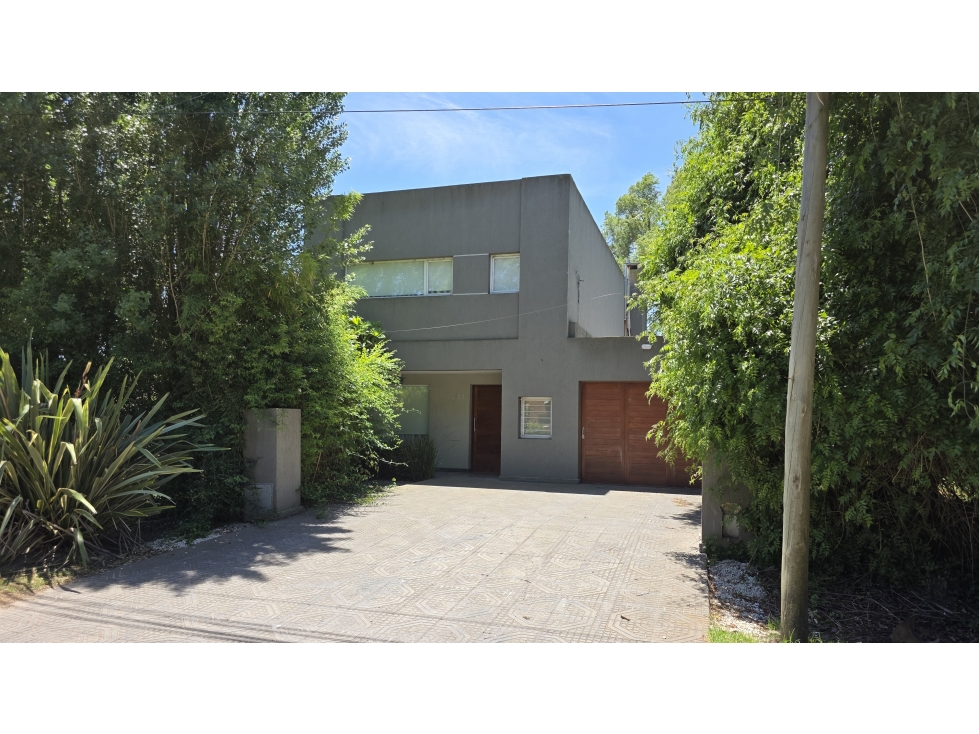 MODERNA CASA CON PILETA SOBRE 2 TERRENOS EN LOS ACANTILADOS