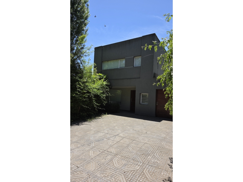 MODERNA CASA CON PILETA SOBRE 2 TERRENOS EN LOS ACANTILADOS — foto 2