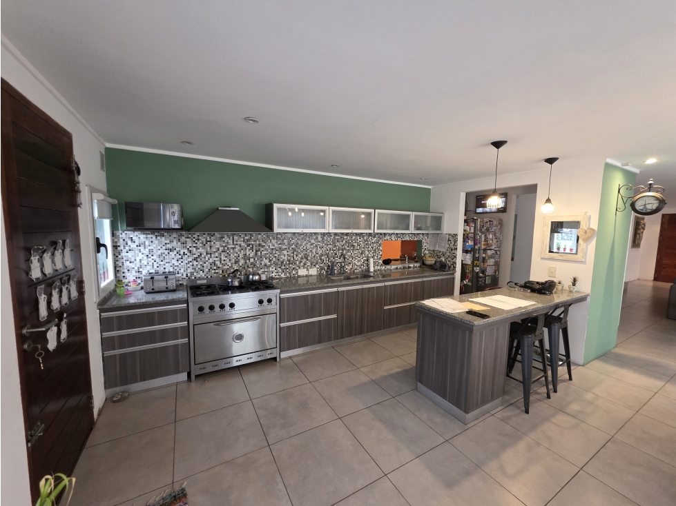 MODERNA CASA CON PILETA SOBRE 2 TERRENOS EN LOS ACANTILADOS — foto 6