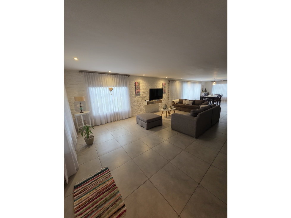MODERNA CASA CON PILETA SOBRE 2 TERRENOS EN LOS ACANTILADOS — foto 3