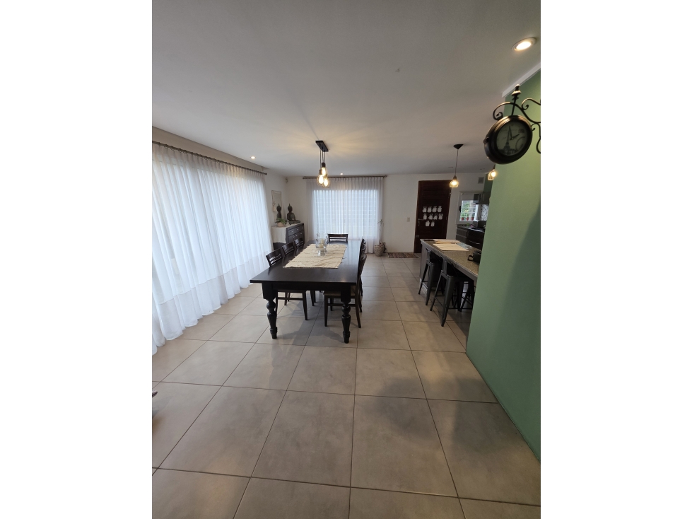 MODERNA CASA CON PILETA SOBRE 2 TERRENOS EN LOS ACANTILADOS — foto 5