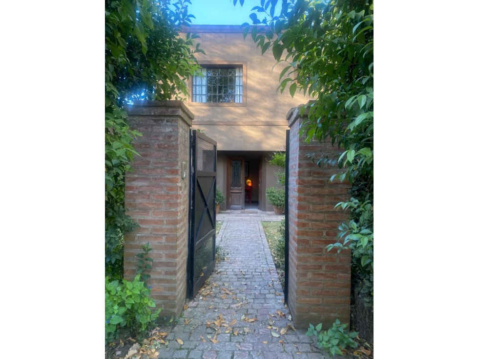 HERMOSA CASA EN LA MEJOR ZONA DE LA BOTA INGENIERO MASCHWITZ — foto 2