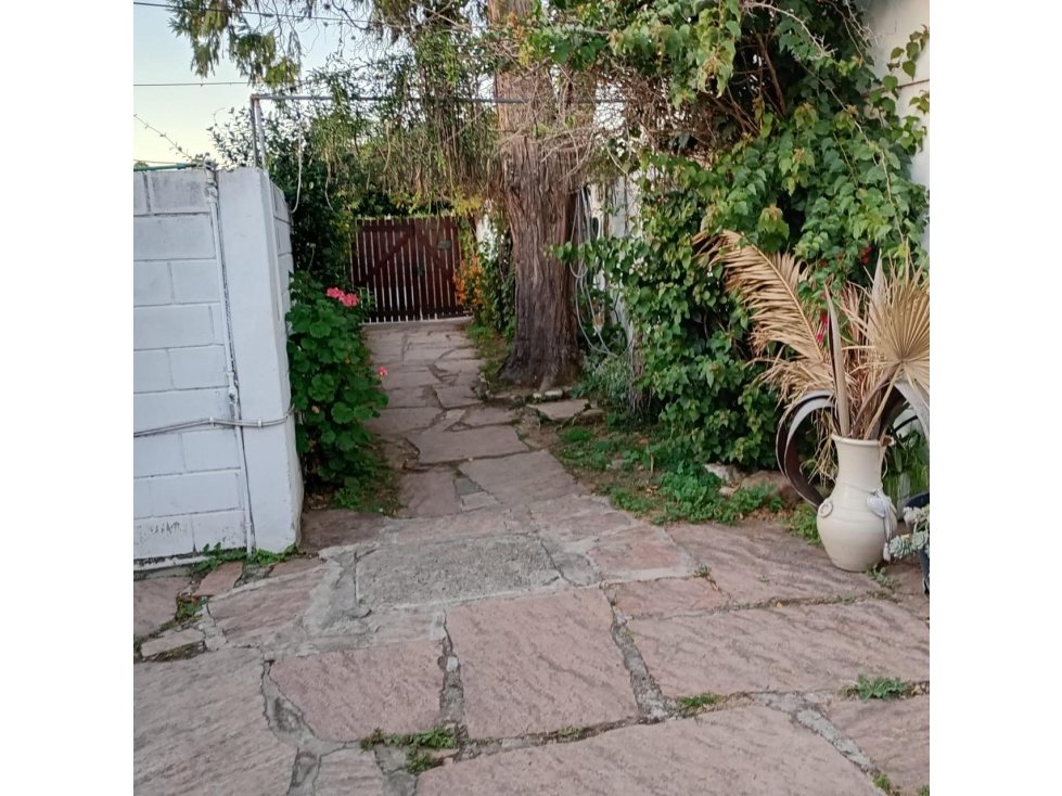 OPORTUNIDAD - CASA + 2 DPTOS - EXCELENTE UBICACION - ALTA RENTABILIDAD - 2