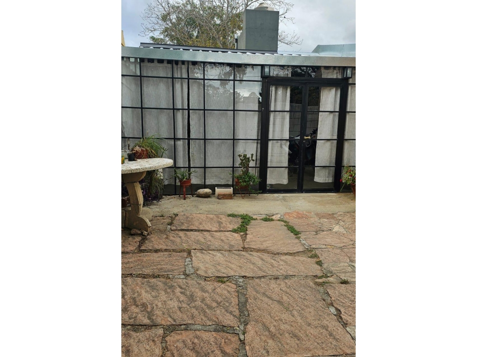 OPORTUNIDAD - CASA + 2 DPTOS - EXCELENTE UBICACION - ALTA RENTABILIDAD - 4