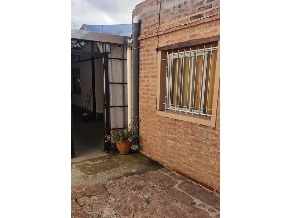 OPORTUNIDAD - CASA + 2 DPTOS - EXCELENTE UBICACION - ALTA RENTABILIDAD - 5