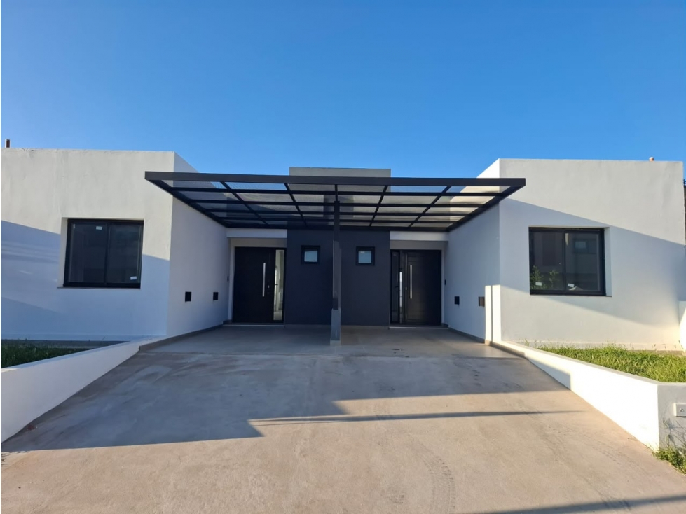 VENTA - CASA 2 DORMITORIOS - COCHERA - PATIO CON ASADOR - DOCTA