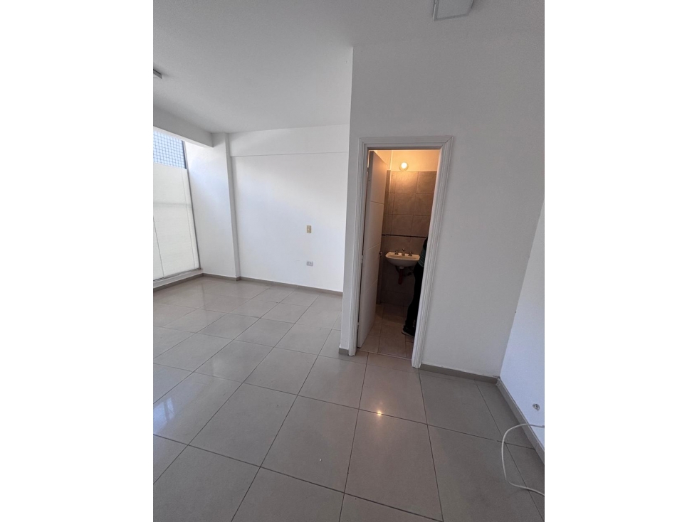 ALQUILER - LOCAL 15M2 + DEPOSITO 15M2 - B° GÜMES - 2