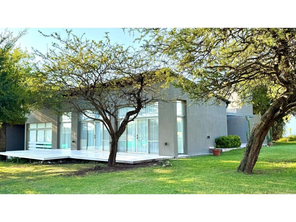 CASA EN CAUSANA SOBRE LOTE DE 2100M2 - 3 DORM - APTA CREDITO - 4