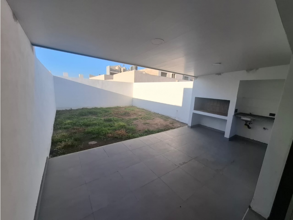 VENTA - CASA 2 DORMITORIOS - COCHERA - PATIO CON ASADOR - DOCTA — foto 2