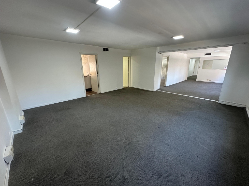 ALQUILER - OFICINA - PRIVADOS - COCINA - BV. CHACABUCO - 140m²