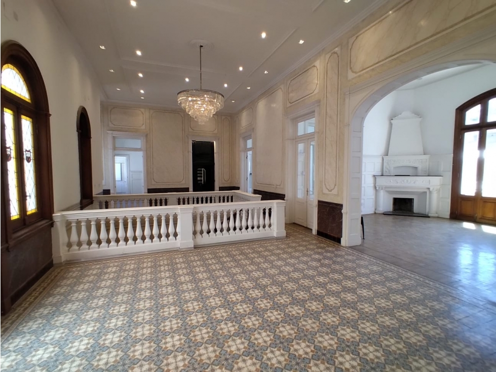 CASONA COLONIAL - REMODELADA - MAS DE 12 AMBIENTES - PLENO CENTRO - 1