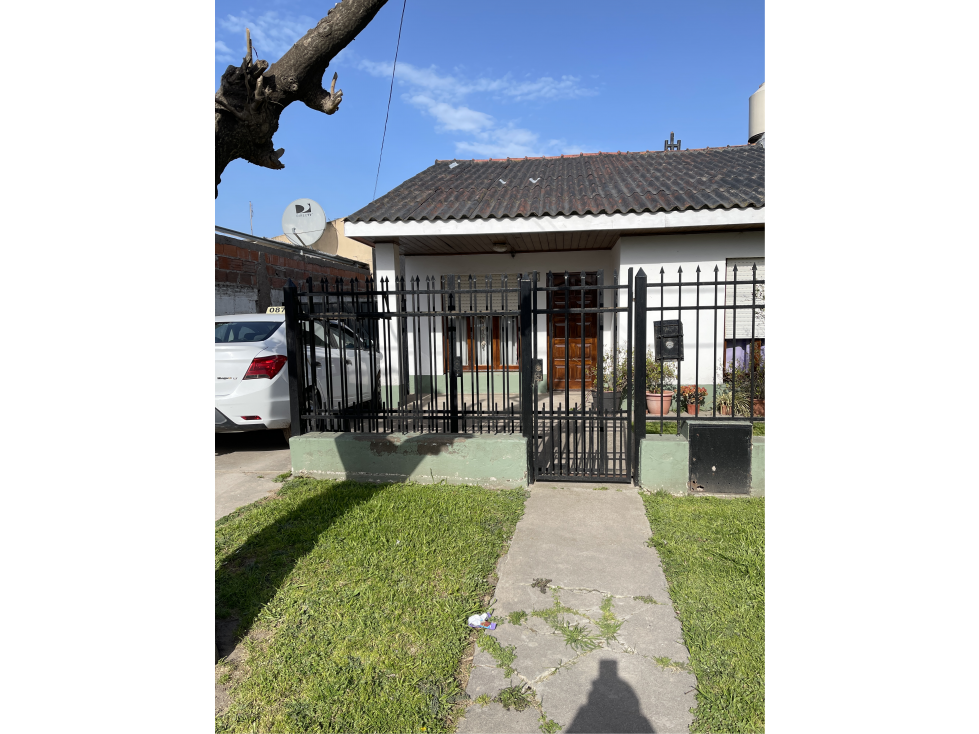 casa dos dormitorios y quincho sobre terreno de 400m2 - 1