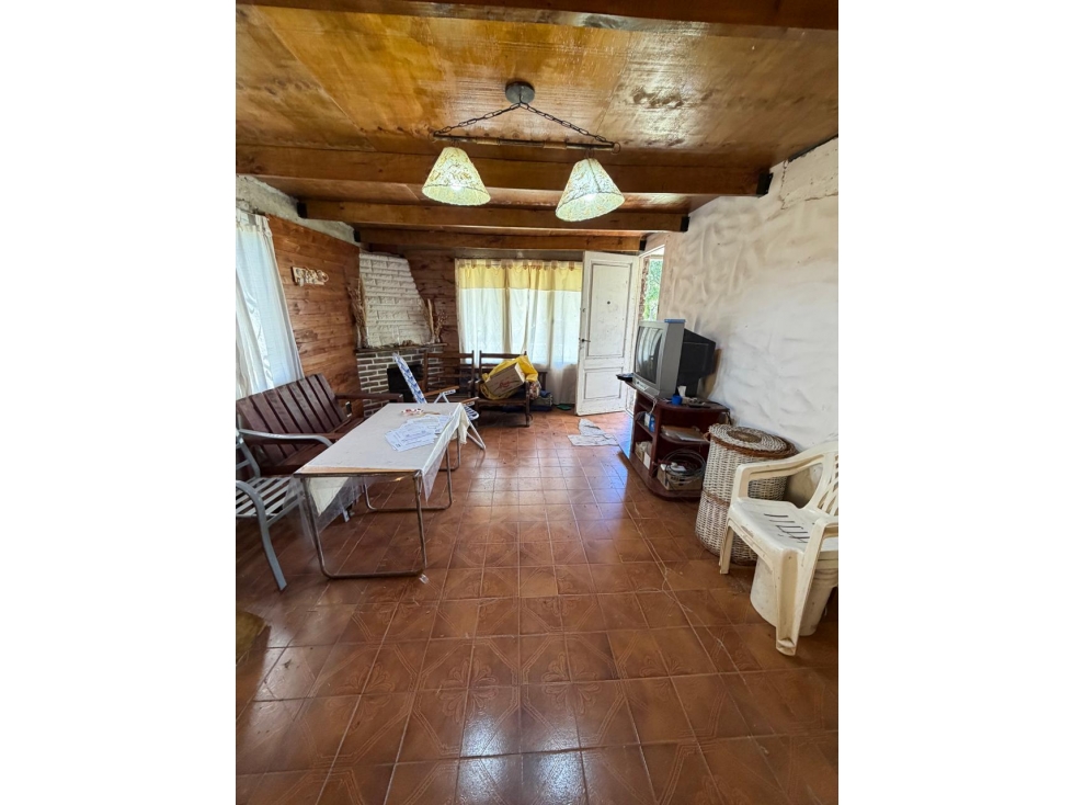 Casa de 2 dormitorios + altillo a 100 metros de Av. 10 - 4