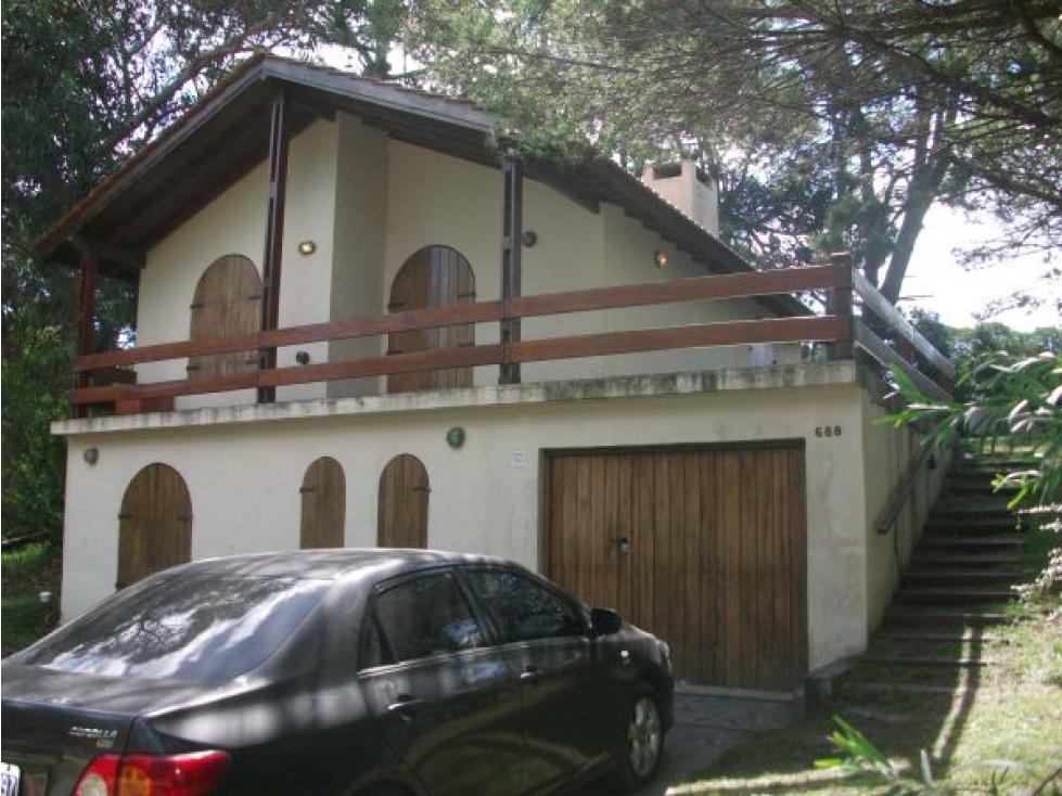 Gran Casa de 3 Dormitorios con Amplio Parque en Valeria del Mar