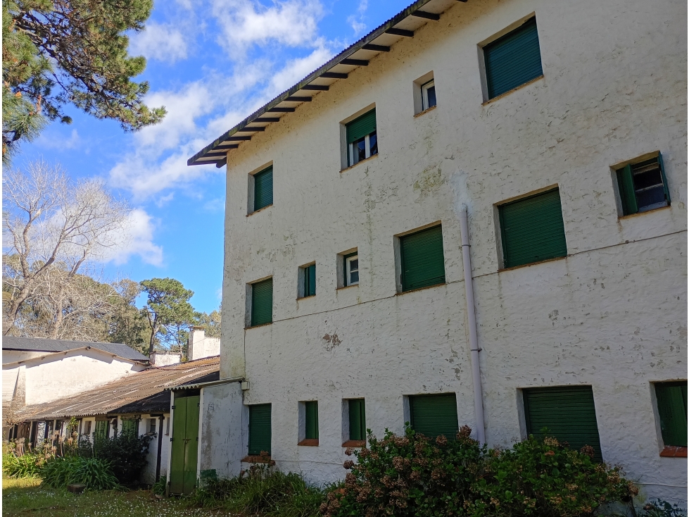 Inversión en Barrio Norte Gesell: Hotel Pionero con Gran Lote - 2