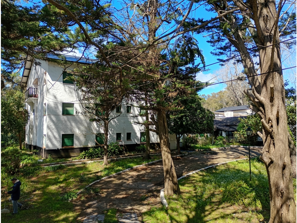 Inversión en Barrio Norte Gesell: Hotel Pionero con Gran Lote - 1