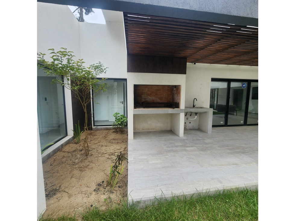 PINAMAR NORTE BARRIO ALAMOS Casa 4 Dorm. Quincho Parrilla Gran Cochera — foto 4