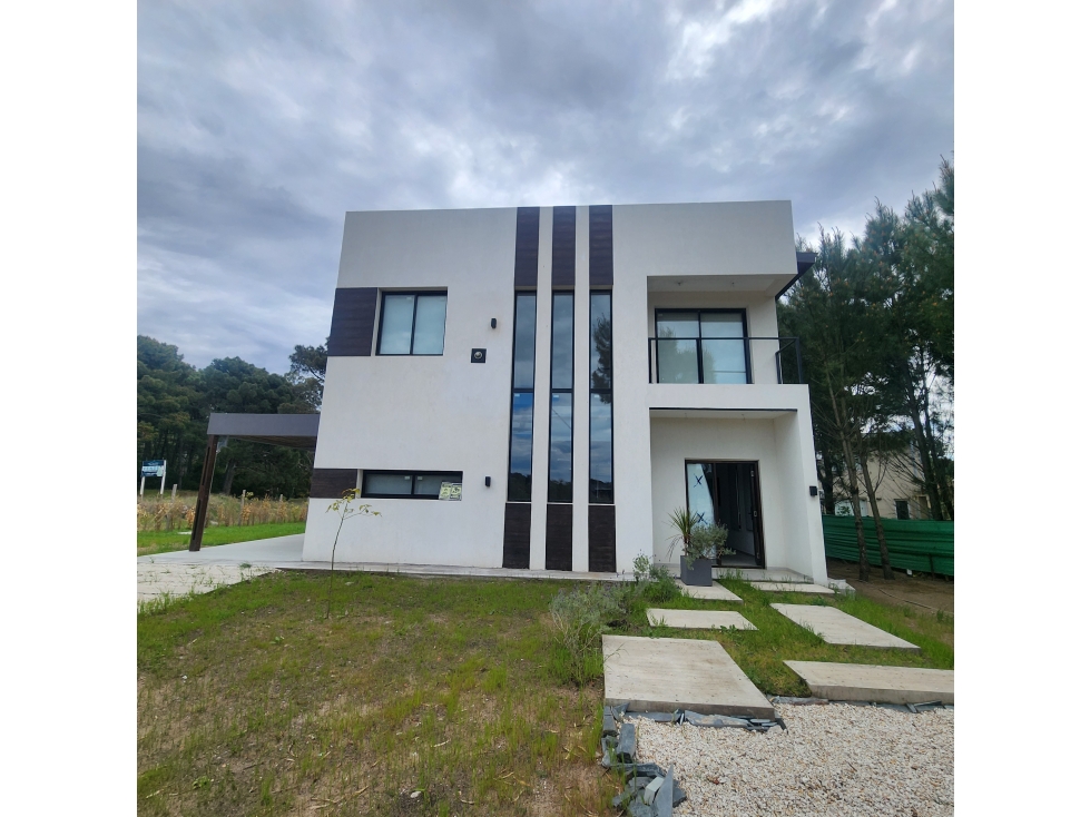 PINAMAR, CASA A ESTRENAR 3 DORMITORIOS, JARDIN, PARRILLA