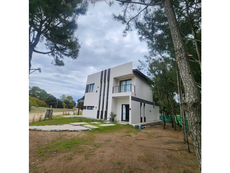 PINAMAR, CASA A ESTRENAR 3 DORMITORIOS, JARDIN, PARRILLA — foto 2