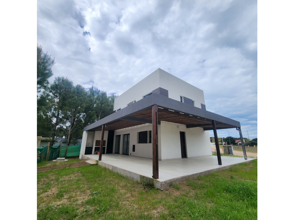 PINAMAR, CASA A ESTRENAR 3 DORMITORIOS, JARDIN, PARRILLA — foto 3
