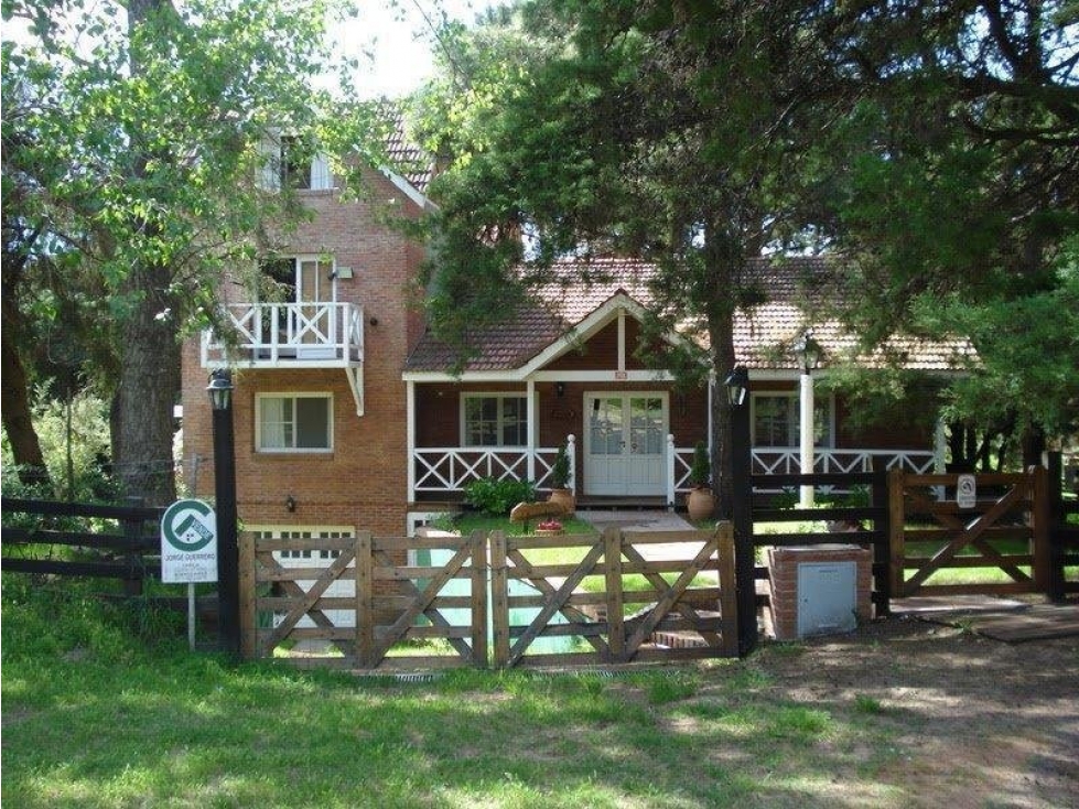 CASA EN VENTA CARILO 6 DORM + DEP A 4 CUADRAS DE LA PLAYA