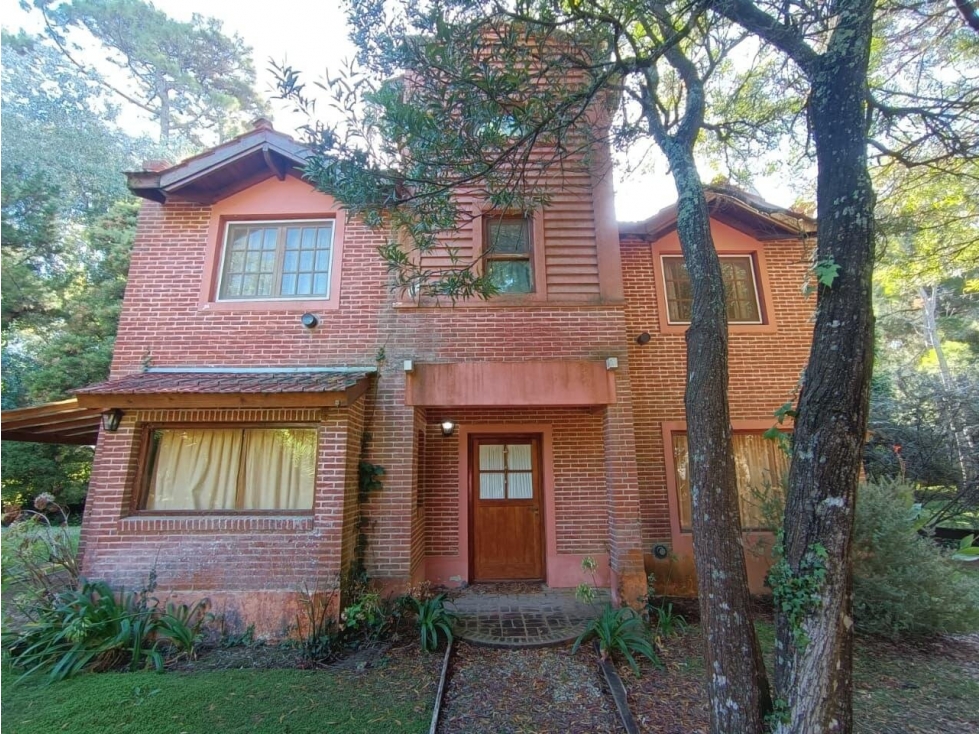 CASA EN VENTA CARILO 3 DORM EN ENTORNO DE PLENO BOSQUE
