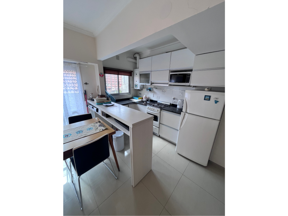 Departamento 2 amb con cochera y patio. Zona Varese — foto 3